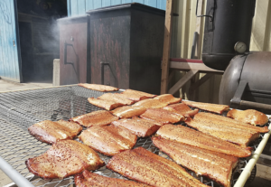 Smokey and The Grillbandits Emmeloord verkoop aan huis gerookte zalm paling kraampje 1